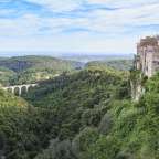 Eine Brücke in einem Tal mit Bäumen umgeben