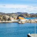 Ein Gebäude auf einer kleinen Insel im Ozean