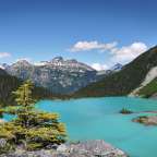 Ein blauer See mit Bergen im Hintergrund