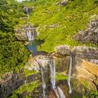 Ein Wasserfall inmitten eines grünen Dschungels