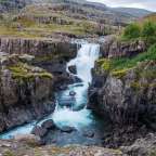 Ein Wasserfall inmitten einer felsigen Landschaft