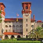 Ein großes Gebäude in der Stadt St. augustine in florida
