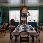 Ein Esszimmer mit einem Tisch und Stühlen und einer Lampe