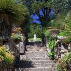 Eine Treppe in einem Garten mit einer Statue in der Mitte