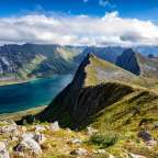 Eine Bergkette mit einem See im Hintergrund