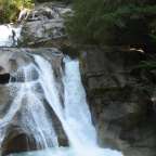 Ein Wasserfall , der zwischen zwei Felsen fließt