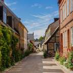 Eine Reihe von Backsteinhäusern an einem sonnigen Tag