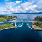 Eine Brücke über einen Fluss, der ins Meer fließt
