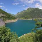 Ein großer See liegt zwischen zwei Bergen