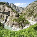 Eine Brücke über einen Fluss in den Bergen