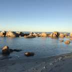 Ein Strand mit vielen Felsen im Wasser