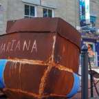 Ein rostiges Boot mit dem Namen mariana darauf