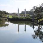 Ein Teich in einem Park mit Statuen im Wasser