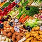Verschiedene Arten von Gemüse werden auf einem Markt verkauft