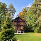 Ein kleines Holzhaus inmitten eines Waldes