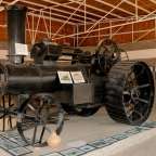 Ein großer schwarzer Traktor steht in einem Museum