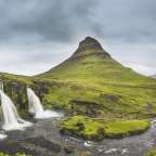 Ein Wasserfall mit einem Berg im Hintergrund