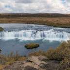 Ein Wasserfall , der in einen Fluss fließt