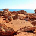 Eine Gruppe von Felsen , die an einem Strand stehen