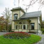 Ein sehr altes Haus mit vielen Fenstern
