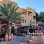 Eine Reihe von Vasen steht vor einem Gebäude