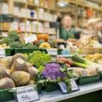 Ein Gemüsestand in einem Lebensmittelgeschäft mit einem Preisschild von 60p