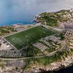 Ein Fußballplatz auf einer kleinen Insel in der Nähe des Ozeans