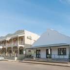 Ein weißes Gebäude mit der Aufschrift Hotel darauf