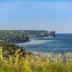 Ein Blick auf das Meer mit einer Klippe im Hintergrund