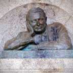 Eine Statue eines Mannes mit der Hand auf dem Gesicht