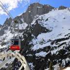 Eine Seilbahn in den Bergen mit der Aufschrift chamonix