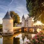 Ein altes Schloss mit einer Brücke über einen Fluss