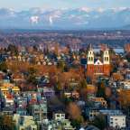 Eine Stadtlandschaft mit Bergen im Hintergrund