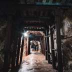 Ein dunkler Tunnel mit einem Licht am Ende