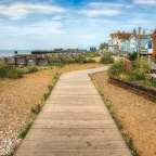 Ein hölzerner Gehweg führt zum Meer