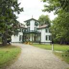 Ein großes weißes Haus mit grünen Fensterläden