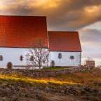 Eine kleine weiße Kirche mit einem roten Dach