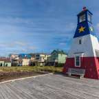 Ein rot-weiß-blauer Leuchtturm mit einem gelben Stern darauf