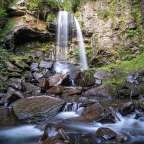 Ein Wasserfall inmitten eines üppigen grünen Waldes