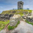 Ein Weg führt zu einem Turm auf einem Felsen