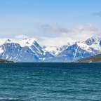 Ein See mit schneebedeckten Bergen im Hintergrund