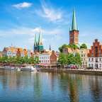 Ein Fluss läuft durch eine Stadt mit vielen Gebäuden