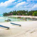 Ein Strand mit vielen Booten im Wasser