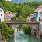Eine Brücke über einen Fluss in einer kleinen Stadt