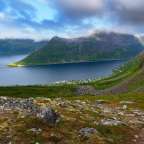 Ein Bergsee mit einem kleinen Dorf am Ufer