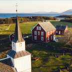 Eine Luftaufnahme einer Kirche und eines Bauernhauses