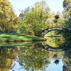 Eine Brücke über einen Teich in einem Park