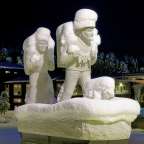 Eine Statue eines Mannes und einer Frau im Schnee