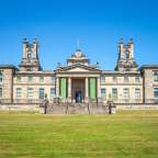 Ein großes Gebäude mit einer grünen Fahne davor