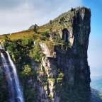 Ein Wasserfall steht an der Seite eines felsigen Berges